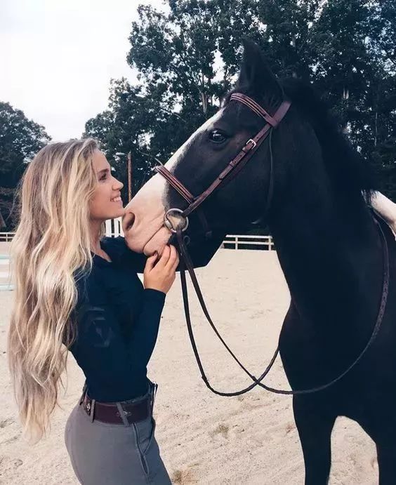 姐姐Madison和马儿“苹果