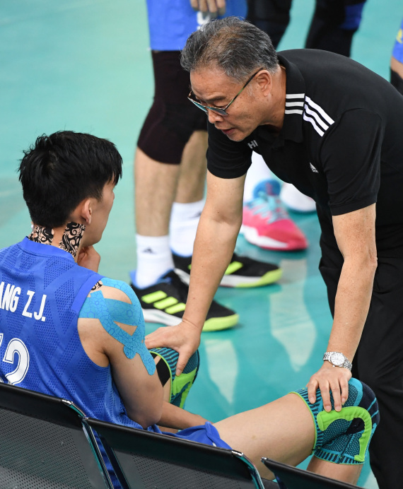 1月8日，健康元股吧中国男排主教练沈富麟（右）在比赛间隙与球员张哲嘉交流。新华社记者邓华摄
