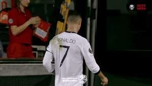 【博狗扑克】进球后仍不高兴?C罗两次拒绝球迷的合影要求 【博狗扑克】进球后仍不高兴?C罗两次拒绝球迷的合影要求