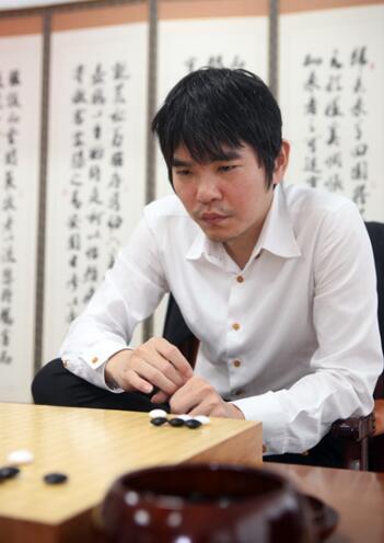 李世石九段在7月农心辛拉面杯韩国选拔赛中对局。