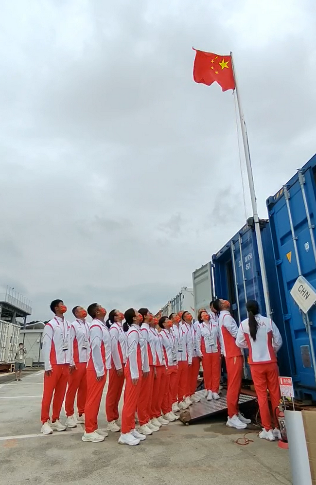 帆船帆板队东京举行升旗仪式 国歌响彻江之岛码头