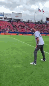 【影片】德佬轉戰足球場,第一腳射門就拉傷,現場觀眾大喊MVP!-黑特籃球-NBA新聞影音圖片分享社區