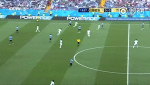 还是乌拉圭队，相同场景，一样的无球移动套路
