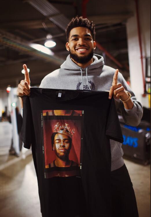 感情深厚！Towns現身季後賽現場，力挺好友為Russell加油！-黑特籃球-NBA新聞影音圖片分享社區