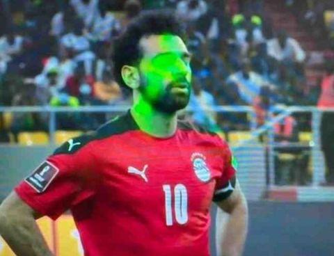 埃及输球有点冤？萨拉赫罚点球时脸都被激光笔照绿了
