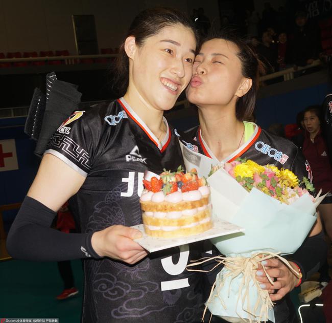 女排半决赛期间,刘晓彤庆祝29岁生日,好姐妹曾春蕾(右)送热吻。 图/Osports