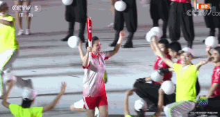 【博狗体育】杨倩点燃全运会主火炬 马龙张雨霏等人传递(GIF)