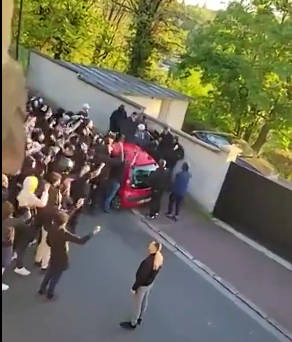 巴黎球迷圍住內馬爾家門口 并高喊：內馬爾滾蛋！