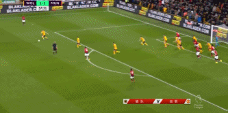 卢克肖眼神防守，最终被迫犯规