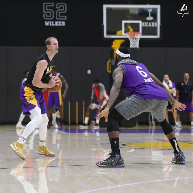 全隊都嚇一跳！禿曼巴第一天訓練就把詹姆斯給撞倒 身體對抗非常激烈！-黑特籃球-NBA新聞影音圖片分享社區