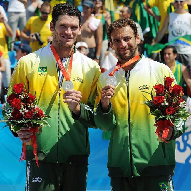 马克西奥（右）