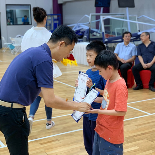 俞彪局长亲切颁奖,勉励孩子们更上一层楼