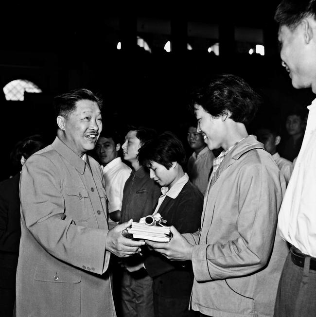 1964年,国家体委主任贺龙为“五好运动员”郑凤荣颁奖。图/中国体育