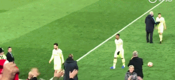 利物浦球迷向巴萨球员挥手