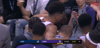 布克被攙扶出場