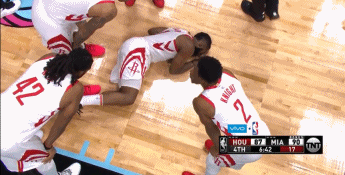 【影片】火箭主帥嚇壞了!哈登被撞痛苦倒地,兩分鐘未能站起身來!-黑特籃球-NBA新聞影音圖片分享社區