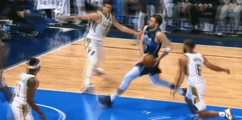 驚險!東契奇遭遇恐怖惡犯,鞋都被打飛了!-黑特籃球-NBA新聞影音圖片分享社區