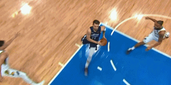 驚險!東契奇遭遇恐怖惡犯,鞋都被打飛了!-黑特籃球-NBA新聞影音圖片分享社區