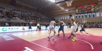 【博狗体育】太神奇!CBA惊现后仰打板三分绝杀 韦德同款!
