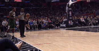 【影片】兄弟們跟著我衝啊!Bledsoe比賽太投入,發球直接運著往前跑,被裁判及時吹停!-黑特籃球-NBA新聞影音圖片分享社區