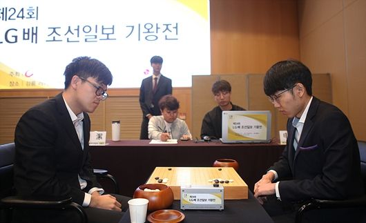 柯洁与申真谞在比赛中(资料图)