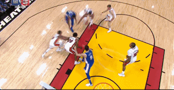 【影片】大帝威力太大了!Embiid一瞬間撞傷2名熱火球員 一個血流不止一個直接離場!-黑特籃球-NBA新聞影音圖片分享社區