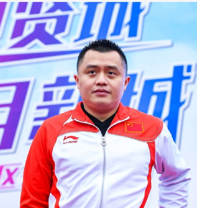 现在的彭勃已经成了“彭总”