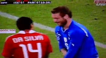 德罗西中枪一般倒地