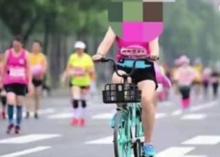 8日进行的成都女子半程马拉松,两选手骑共享单车参赛。