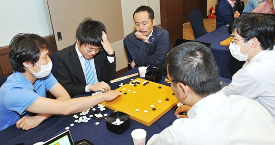 2015年韩国Mers疫情之下,日本棋手在LG杯16强佩戴口罩进行对局和复盘