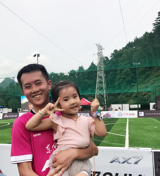 毛玮和他的四岁女儿参加足金联赛亲子赛