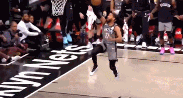 【影片】球隊氛圍非常和諧!隊友快攻飛扣,板凳席的杜蘭特對其倒豎大拇指,表情還一臉不屑!-黑特籃球-NBA新聞影音圖片分享社區