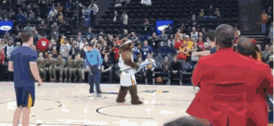 【影片】江湖救急！庫茲馬緊急召喚Ginobili 球場內又出現蝙蝠了！-Haters-黑特籃球NBA新聞影音圖片分享社區