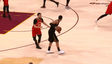 詹姆斯被打到跪地1分鐘!3圖看完心疼老詹一波-黑特籃球-NBA新聞影音圖片分享社區