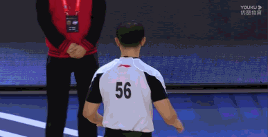 GIF-李景龙跳投疑似被垫脚！李春江一脸凝重