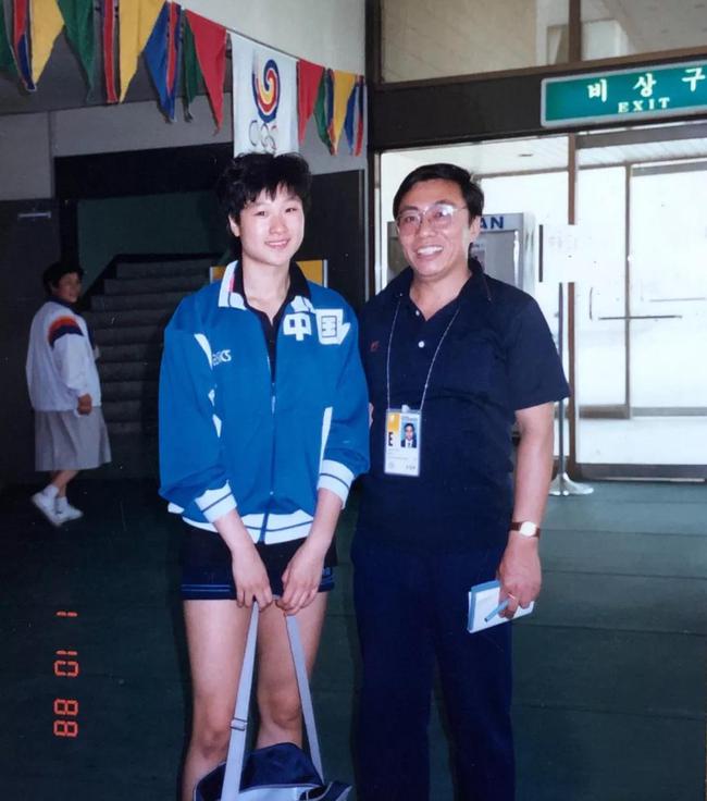 1988 年在汉城奥运会,王俊璞为女单冠军陈静写的文章,名为《第一个奥?#26031;?#20891;》