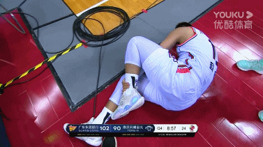 赵睿上篮落地时扭伤脚踝痛苦倒地[¨上篮] 已下场治疗