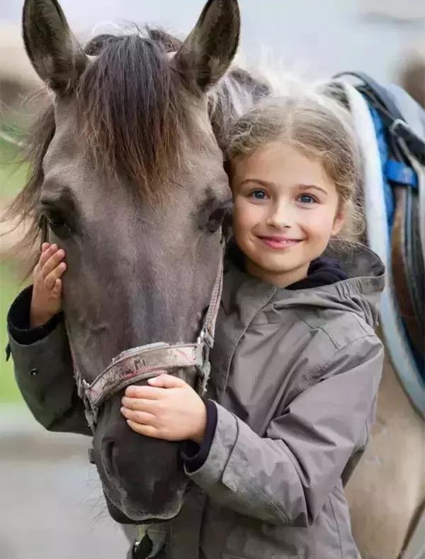 孩子与马