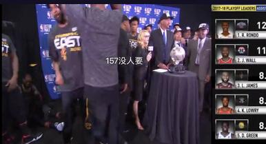 左下角,詹姆斯一人坐在那里起都起不来