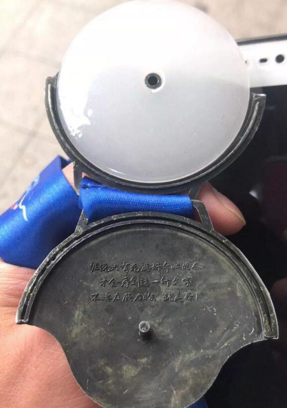 重庆马拉松鸣枪起跑 管油胜何引丽获国人男女第一