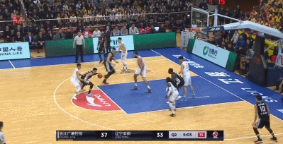 【¨此役】太想赢(¨艾伦)!郭艾伦失误怒吼队友 全场眼神像要吃人