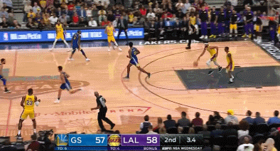 【影片】超遠三分!詹姆斯半場投中瘋狂壓哨 全場球迷都沸騰了!-黑特籃球-NBA新聞影音圖片分享社區