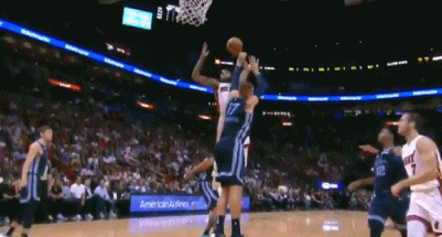 【影片】預定年度十佳灌籃!小Jones在合理衝撞區外完成逆天暴力隔扣!-黑特籃球-NBA新聞影音圖片分享社區