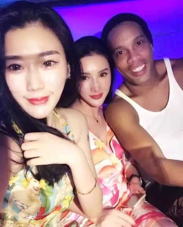 一吻二脱三床四摸内衣_一吻二脱三膜图片
