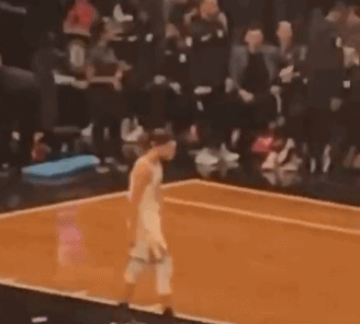 又調皮!柯瑞想跟他擊掌竟然被無視!但結果對手蒙圈了-黑特籃球-NBA新聞影音圖片分享社區