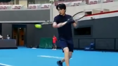 靳东今早钻石球场帅气挥拍