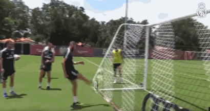 伊斯科的球门后射门