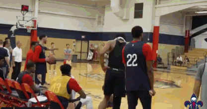 【影片】太殘暴了!訓練賽Zion上演頭撞籃板空接暴扣 球哥和Zion的默契逐漸養成!-黑特籃球-NBA新聞影音圖片分享社區