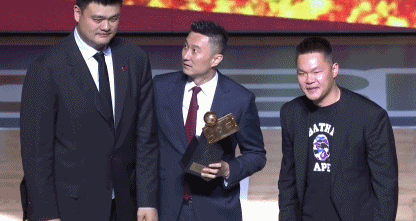 祝贺!姚明亲自为杜锋颁发年度最佳教练奖杯
