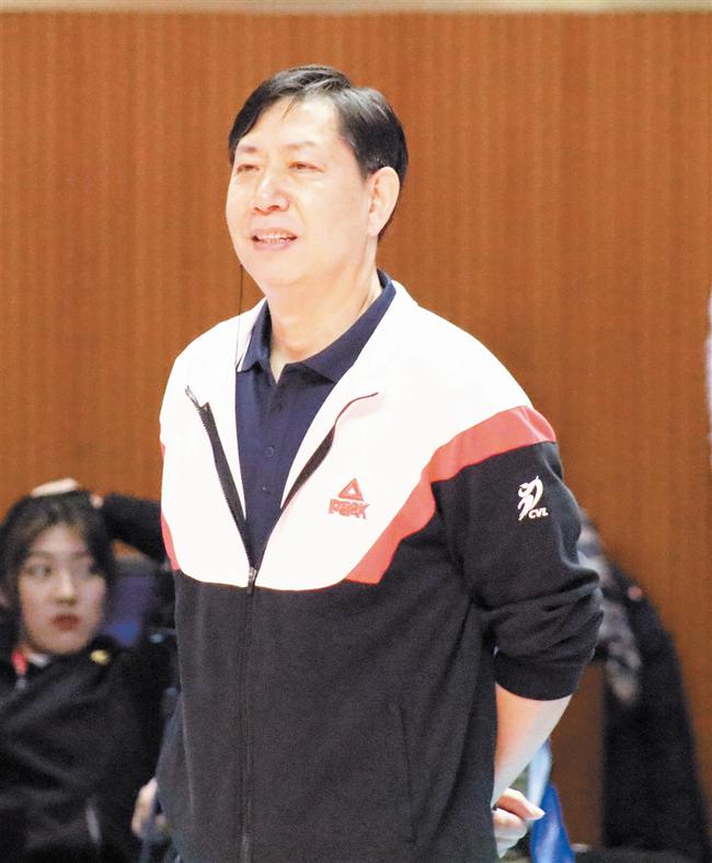 上图 王宝泉指挥比赛。 本报记者 谢晨摄